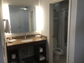 Duschwanne, Haartrockner, Handtücher, Seife