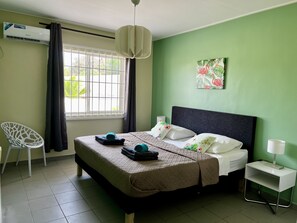 4 bedrooms, in-room safe, iron/ironing board, travel cot - Heerlijke Vrijstaande Villa met Privézwembad (Willemstad)