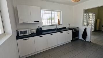 Kühlschrank, Mikrowelle, Ofen, Geschirrspüler