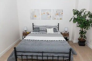 3 soverom, skrivebord, strykejern/-brett og reiseseng for barn