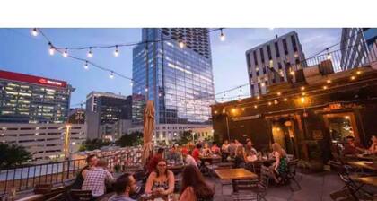 The City Cottage, pet friendly, walk to shops, food & NCSU