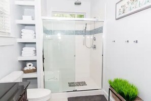 Ensemble douche/baignoire, sèche-cheveux, serviettes fournies