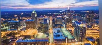 The City Cottage, pet friendly, walk to shops, food & NCSU