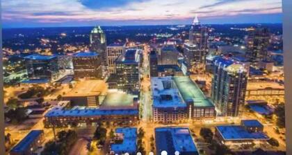 The City Cottage, pet friendly, walk to shops, food & NCSU