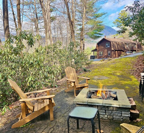 The Loblolly: 3-Level Mountainside Home w Gorgeous Blue Ridge Views and Firepit