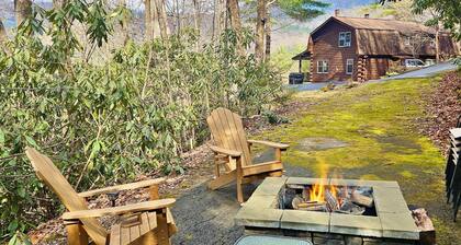 The Loblolly: 3-Level Mountainside Home w Gorgeous Blue Ridge Views and Firepit