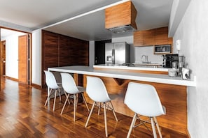 Kühlschrank, Mikrowelle, Herdplatte, Toaster