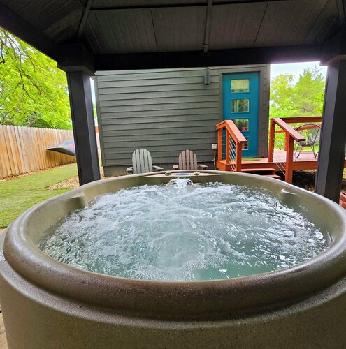 Lux Couples Retreat: Hot Tub & Sleep Number Bed