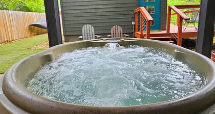 Lux Couples Retreat: Hot Tub & Sleep Number Bed