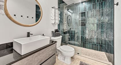 Lux Couples Retreat: Hot Tub & Sleep Number Bed