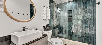 Lux Couples Retreat: Hot Tub & Sleep Number Bed