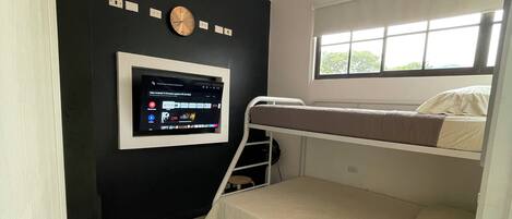 2 makuuhuonetta, tallelokero huoneessa, työpöytä, silitysrauta/-lauta