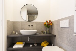 Leilighet | Bad | Dusj, toalettartikler (inkludert), hårføner og bidé