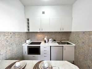 Fridge, microwave, oven, coffee/tea maker