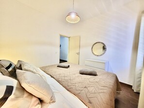 Iron/ironing board, free WiFi, bed sheets