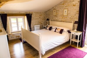 2 bedrooms, desk, iron/ironing board, travel cot