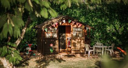 Cerisier - sleeps 5 - Pool, Summer House, Games Barn playhouse - classified 4*