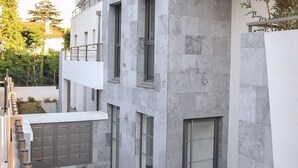 Un bâtiment moderne doté d’une cour intérieure, avec une structure à deux étages, de grandes fenêtres et un toit plat.