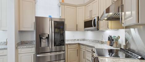 Refrigerador, microondas, horno, placa de cocina