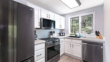 Kylskåp, mikrovågsugn, ugn och spishäll