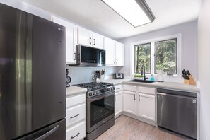 Refrigerador, microondas, horno y parrilla de estufa