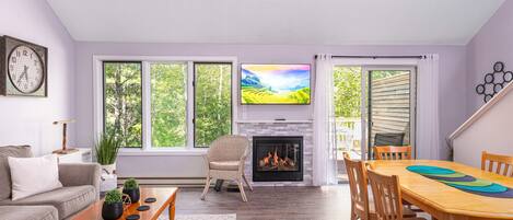 Een televisie en een open haard