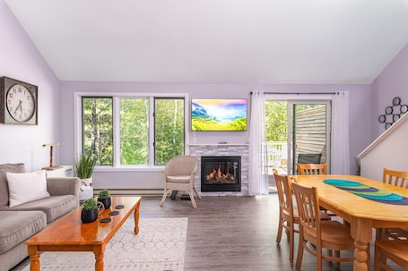 TV, fireplace. Stylish family fun-Cranmore Mountain-AC-Fireplace