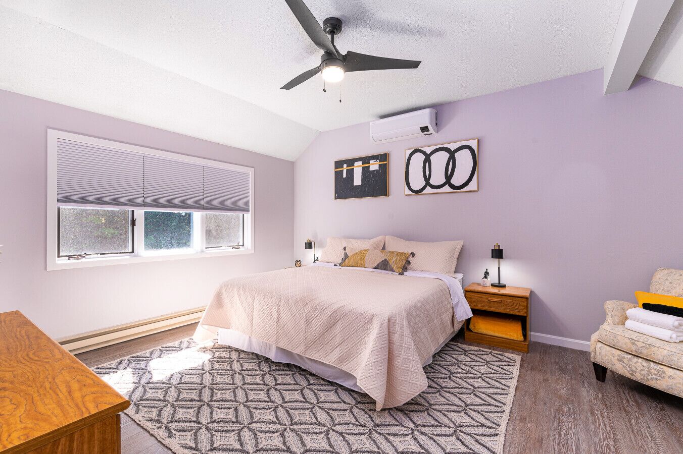 Travel crib, free WiFi, bed sheets