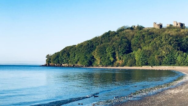 A coastal landscape with a castle on a hill, a beach, and calm sea. - Lovely house on the beach front in Llansteffan (Carmarthen)