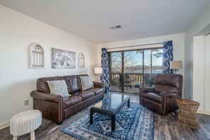 Smart TV, DVD player, ping pong - South Shore 1 bdrm! Cabana-Gameroom/Mini-Golf! Indoor Hot Tub & More! (Hot Springs)