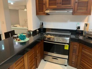 Microondas, horno, parrilla de estufa y cafetera y tetera 