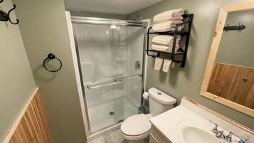 Doccia, asciugacapelli, asciugamani, sapone