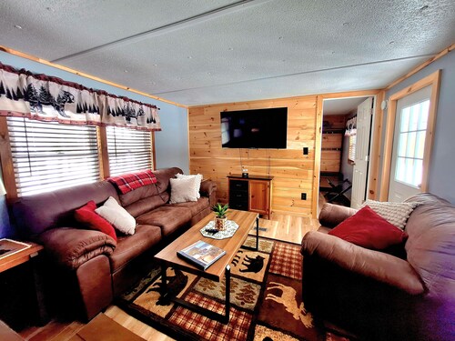 Cozy Adirondack Retreat sleeps 5, 3 miles to Gore skiing, hiking, rafting