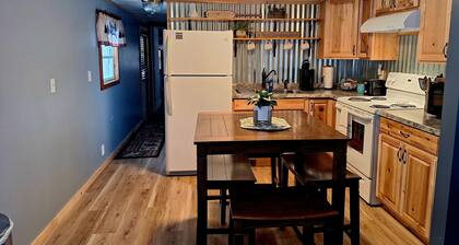 Cozy Adirondack Retreat sleeps 5, 3 miles to Gore skiing, hiking, rafting