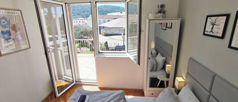 4 室のベッドルーム、アイロン / アイロン台、WiFi (無料)、ベッドシーツ