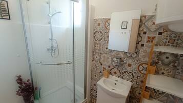 Een douche, een haardroger, handdoeken, zeep