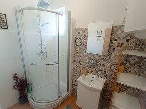 Dusche, Haartrockner, Handtücher, Seife