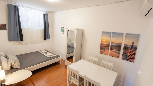 5 bedrooms, iron/ironing board, free WiFi, bed sheets