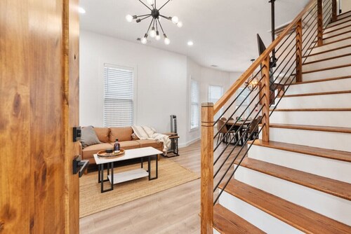 City Escape Away from Home - 5 Mins from Downtown