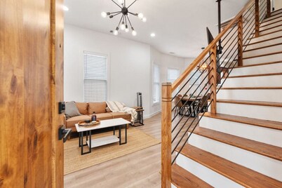 City Escape Away from Home - 5 Mins from Downtown