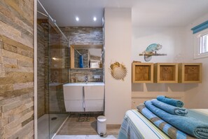 Douche, sèche-cheveux, savon, shampoing