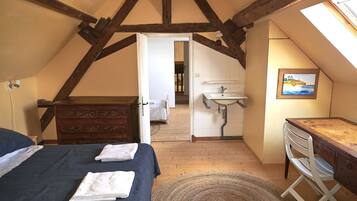 4 bedrooms, desk, iron/ironing board, travel cot