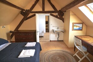 4 soverom, skrivebord, strykejern/-brett og reiseseng for barn