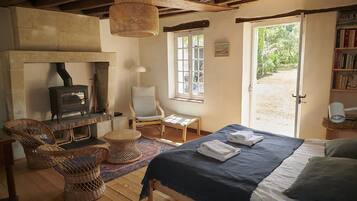 4 chambres, bureau, fer et planche Ă repasser, lit parapluie