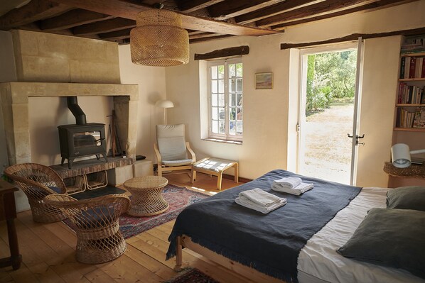 4 chambres, bureau, fer et planche à repasser, lit parapluie