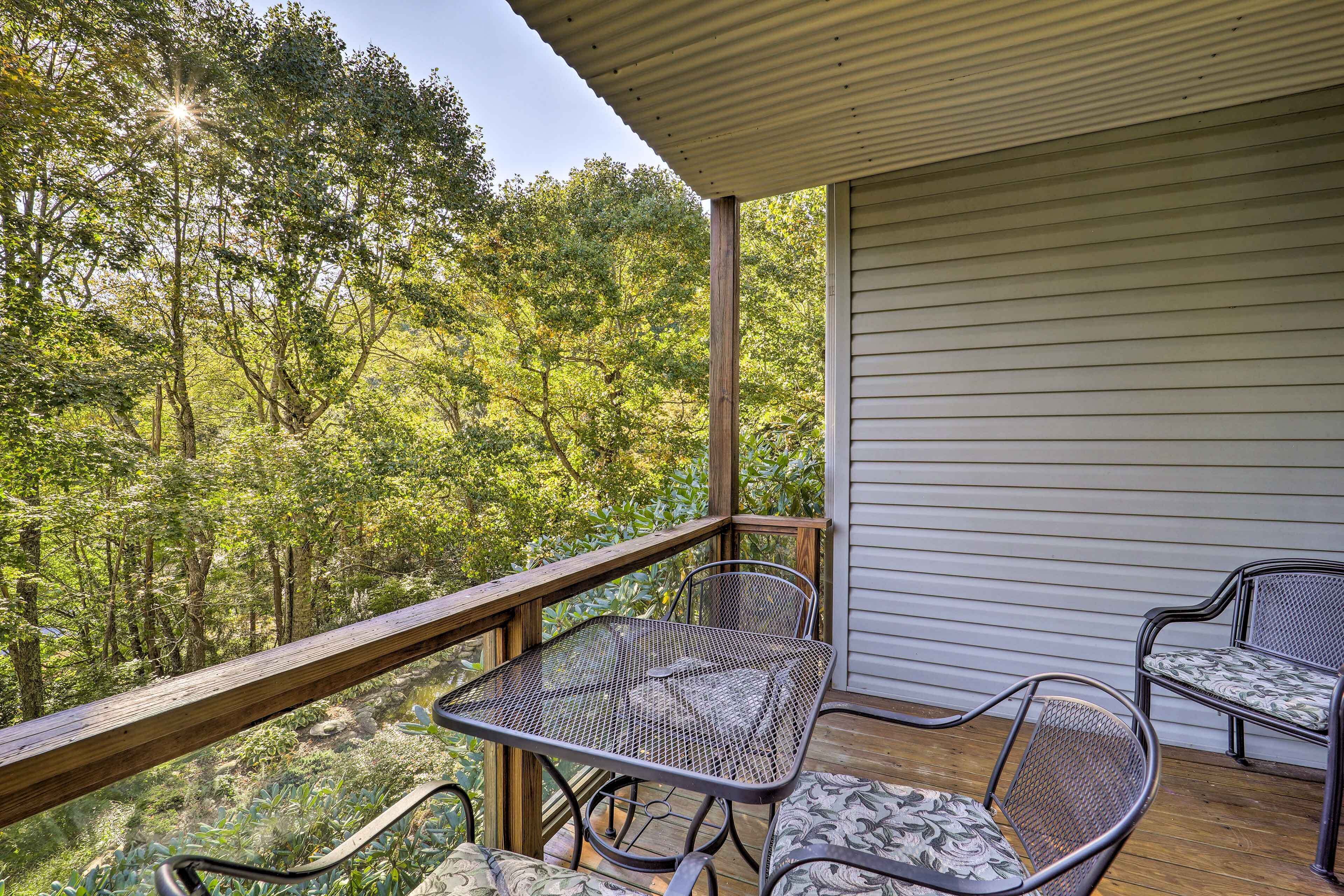 Banner Elk Haven: Majestic Mountain Views & Deck!