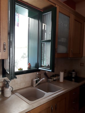 Refrigerador, horno, parrilla de estufa y cafetera y tetera