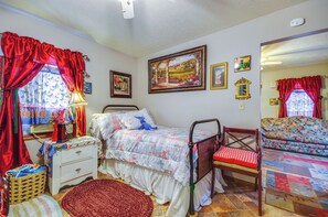 Internet, bed sheets - Walk to Dtwn: New Orleans-Themed Lebanon Cottage (Lebanon)