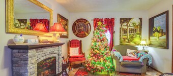 Walk to Dtwn: New Orleans-Themed Lebanon Cottage