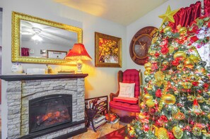 Interior - Walk to Dtwn: New Orleans-Themed Lebanon Cottage (Lebanon)